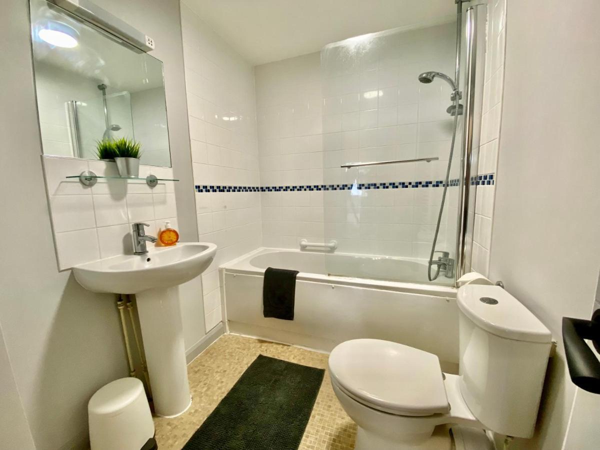 Beautiful Apartment - 5 Minute Walk To The Best Beach! - Great Location - Parking - Fast Wifi - Smart Tv - Newly Decorated - Sleeps Up To 4! Close To Bournemouth & Poole Town Centre Екстер'єр фото