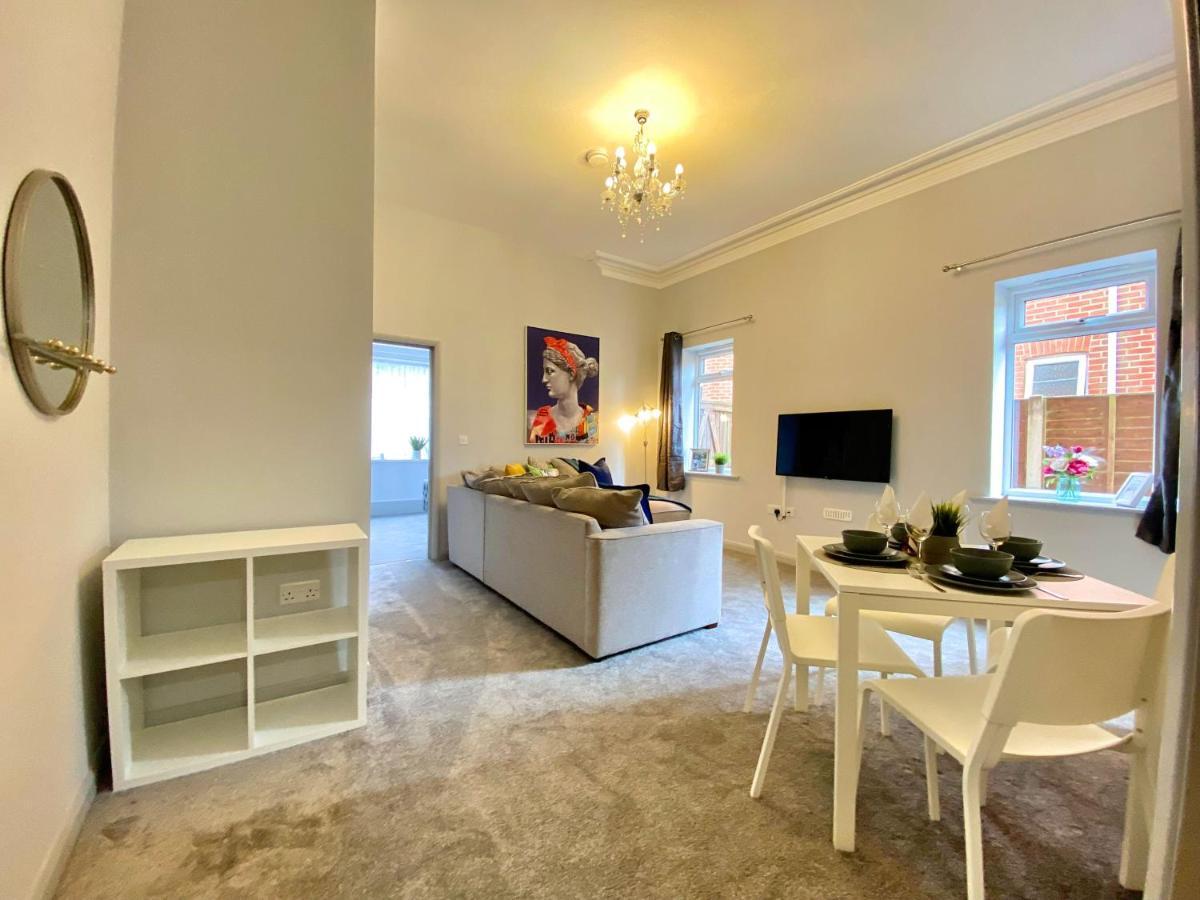 Beautiful Apartment - 5 Minute Walk To The Best Beach! - Great Location - Parking - Fast Wifi - Smart Tv - Newly Decorated - Sleeps Up To 4! Close To Bournemouth & Poole Town Centre Екстер'єр фото