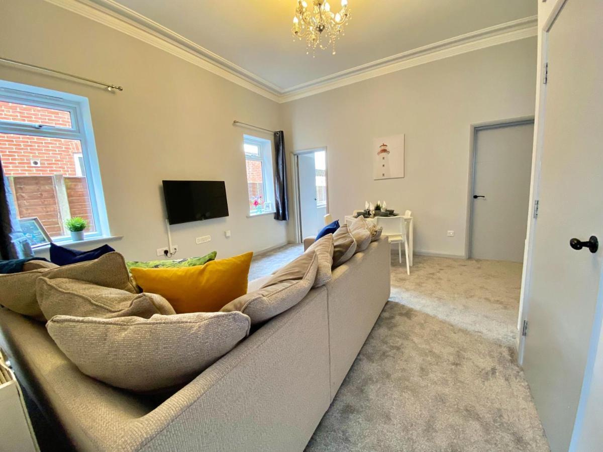 Beautiful Apartment - 5 Minute Walk To The Best Beach! - Great Location - Parking - Fast Wifi - Smart Tv - Newly Decorated - Sleeps Up To 4! Close To Bournemouth & Poole Town Centre Екстер'єр фото