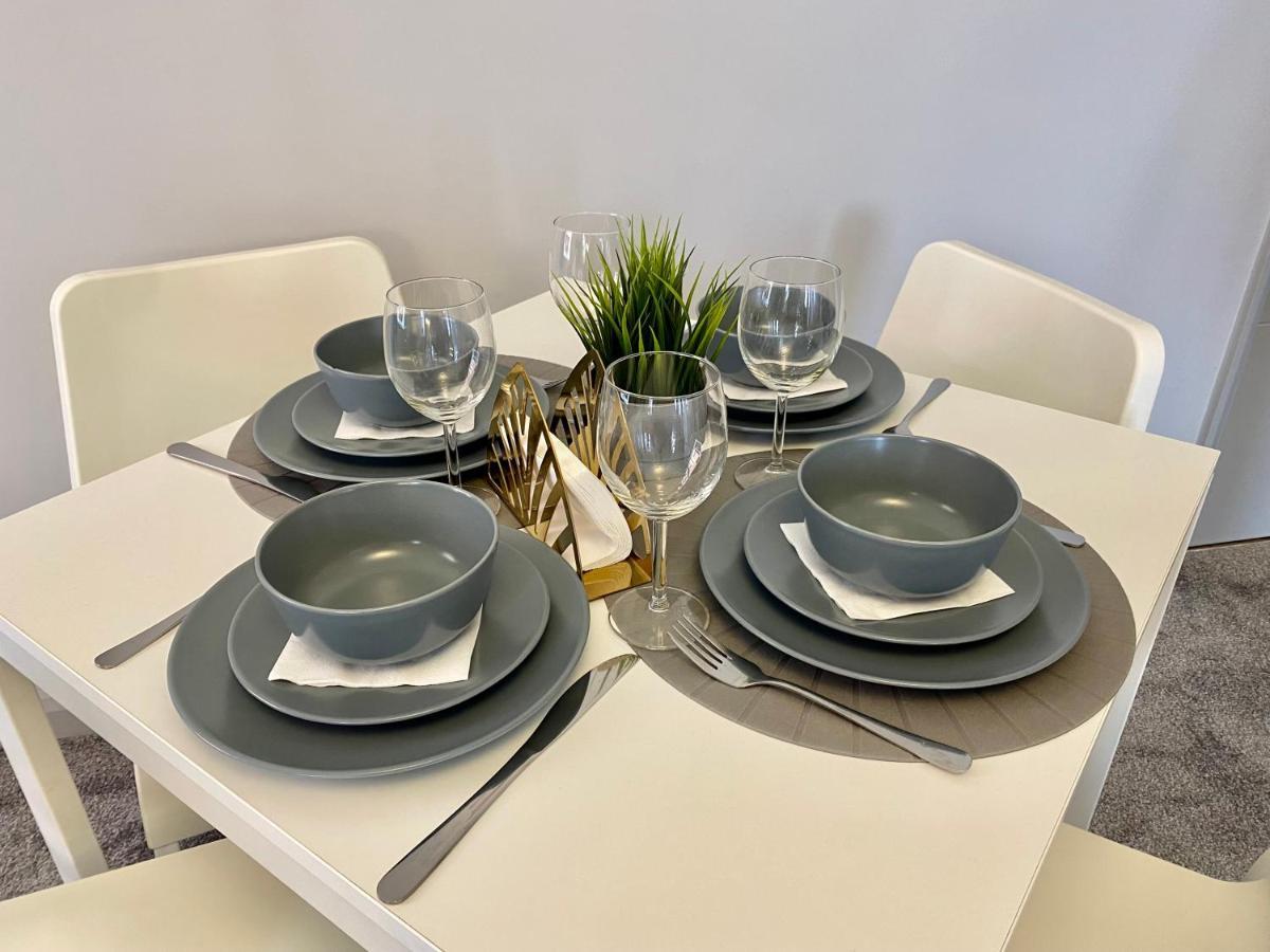Beautiful Apartment - 5 Minute Walk To The Best Beach! - Great Location - Parking - Fast Wifi - Smart Tv - Newly Decorated - Sleeps Up To 4! Close To Bournemouth & Poole Town Centre Екстер'єр фото
