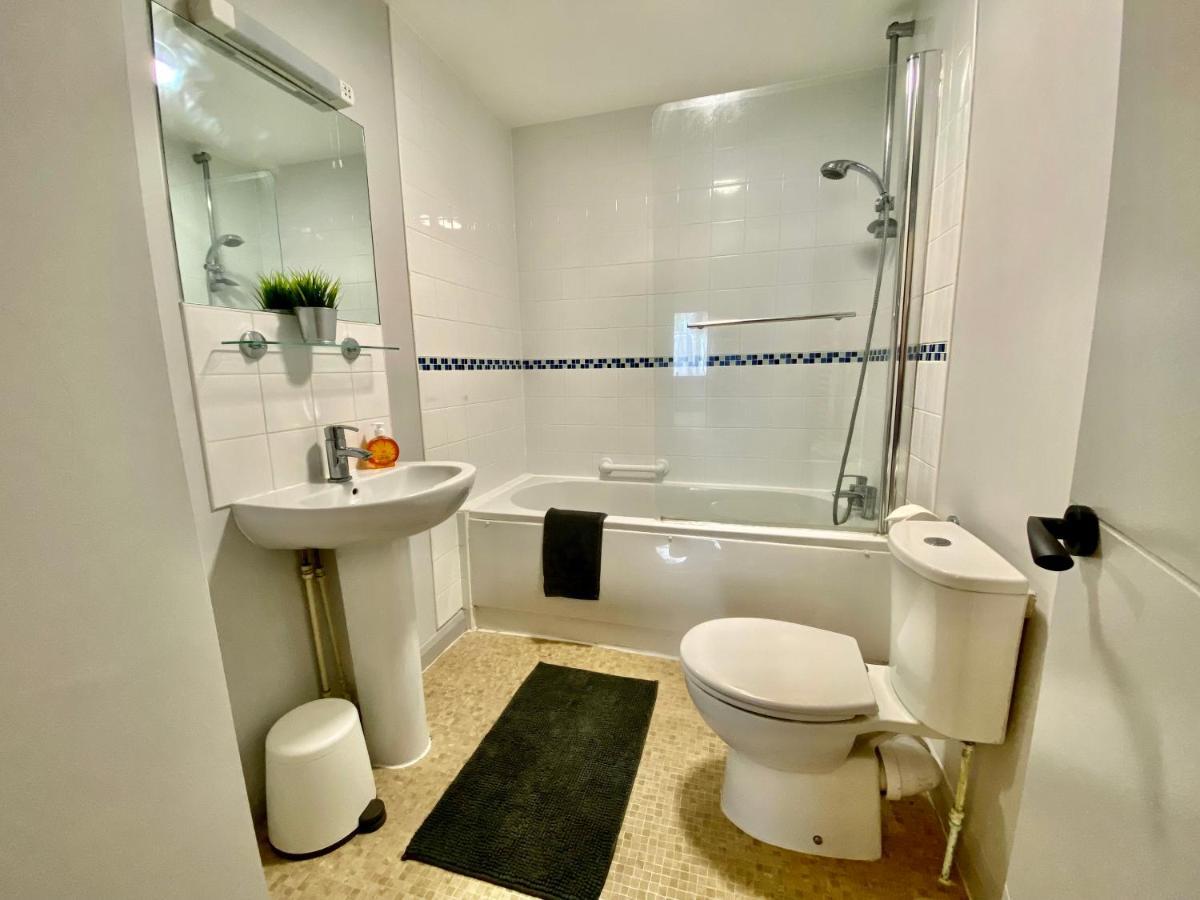 Beautiful Apartment - 5 Minute Walk To The Best Beach! - Great Location - Parking - Fast Wifi - Smart Tv - Newly Decorated - Sleeps Up To 4! Close To Bournemouth & Poole Town Centre Екстер'єр фото
